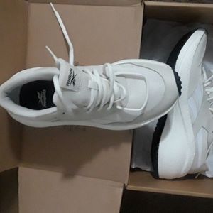 Womens Reebok Metreon Size 10